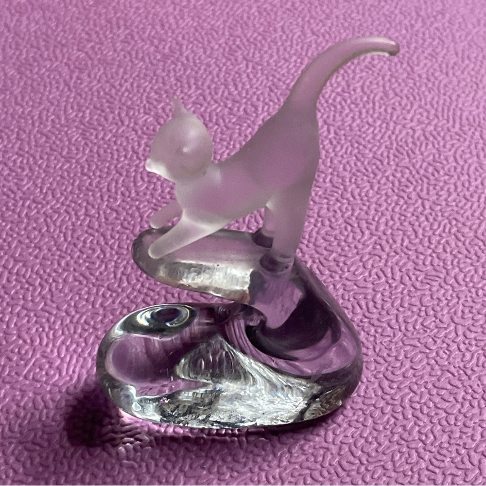 Miniature Art Glass Frosted Cat on Clear Stand